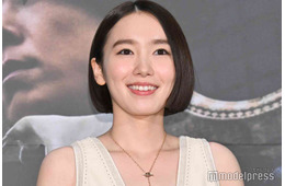 飯豊まりえ、胸元ざっくりワンピ姿で登場 初共演・井浦新の印象告白「オタクがいると思って」【岸辺露伴は動かない 懺悔室】