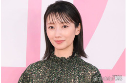 波瑠、ノースリーブワンピから美肌輝く 撮影裏側に「眩しい」「もぐもぐ姿も見られて幸せ」の声