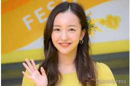 板野友美、スラリ美脚輝く私服ショットに反響「憧れのスタイル」「脚長い」