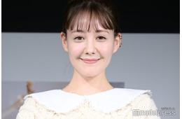 トリンドル玲奈、美デコルテ際立つ白ドレス姿披露「女神みたい」「お肌が発光してる」の声