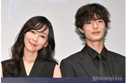 「魔物（마물）」あやめ（麻生久美子）＆凍也（塩野瑛久）が密着 オフショットに反響「美男美女」「本当のカップルのよう」