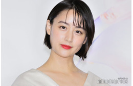 山本美月、美背中＆美脚際立つドレス姿「綺麗」「大人の色気」の声