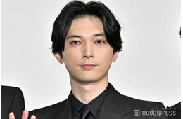 吉沢亮、髭＆サングラスショットが話題「大人の色気」「オフでもかっこいい」