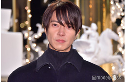 山下智久、傘をささず雨の渋谷楽しむオフショット話題「オーラ隠せてない」「遭遇したい」