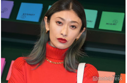 山田優、ウエスト大胆開きコーデで抜群スタイル披露「セクシー」「着こなしカッコいい」と反響