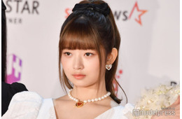 IVEレイ、水着ショット披露 グアムのナイトプール満喫「妖精みたい」「泳いでる姿も可愛い」の声