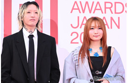 YOASOBI、レッドカーペットでお揃いスタイリング披露【MUSIC AWARDS JAPAN】