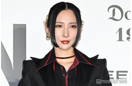 ファーストサマーウイカ、美谷間のぞく白ワンピ姿が話題「色気すごい」「雰囲気違う」