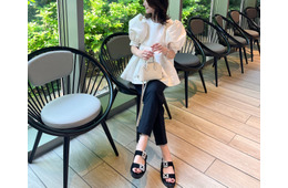 甘さときちんと感の絶妙バランス！パフスリーブ×黒パンツで好印象を狙って【40代の毎日コーデ】