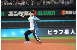 若手人気ラッパー・ピラフ星人、ファーストピッチでノーバン投球披露 ミニライブにファン熱狂