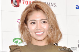 今井華、ヘアメンテ報告 美背中ざっくりキャミ姿に「セクシー」「綺麗すぎる」