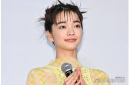 見上愛、個性派衣装から美脚スラリ「着こなしが素敵」「オーラがすごい」の声