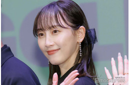 松井玲奈、美肩のぞくドレス姿「上品で素敵」「完璧スタイル」の声