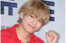 BTS・V、除隊前にソン・ガンと肉体美際立つトレーニング姿＆軍服でのプリクラ披露「推しと推しのコラボ最高」「顔も体も仕上がりすぎ」の声