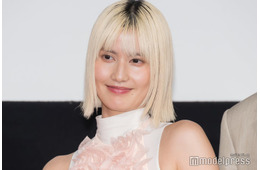 橋本愛、網タイツから美脚透ける「圧巻の脚線美」「骨格がレベチ」と驚きの声