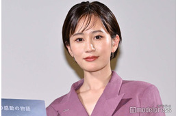 前田敦子、美スタイル際立つ黒ドレス姿「驚異の小顔」「めちゃくちゃ綺麗」の声