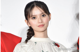 齋藤飛鳥、ほっそりウエストのぞくミニ丈コーデ「スタイル良い」「お人形さんみたい」とファン悶絶