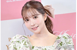 三上悠亜、ほっそり美脚輝くショーパン姿 “母親撮影”ショットに「上品」「夏っぽくて素敵」と反響