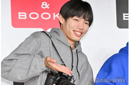 かが屋・加賀、中森明菜からハグされる密着ショット公開「戸惑ってるの可愛い」「信頼関係伝わる」の声