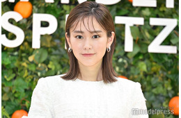 桐谷美玲、ミニ丈から美脚のぞく“雨の日コーデ”に反響「さすがのスタイル」「センス抜群」