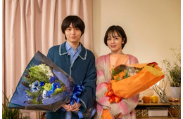 Hey! Say! JUMP伊野尾慧＆伊原六花「パラレル夫婦」クランクアップで固い握手 トラジャ松倉海斗からサプライズも