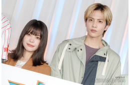 志尊淳＆岸井ゆきの「恋は闇」現場に“こいやみTシャツ”差し入れ お揃いショットに反響「おしゃれ」「みんな似合う」