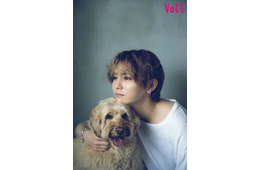 Hey! Say! JUMP山田涼介、大型犬と“双子ショット”「VOCE」連載企画登場