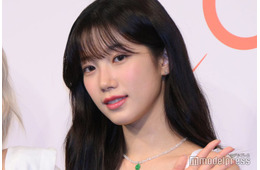 LE SSERAFIMカズハ、美背中＆デコルテ輝くベアトップドレス姿「上品で素敵」「さすがのスタイル」の声