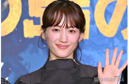 綾瀬はるか、タンクトップで素肌際立つ「美しすぎる」「素敵」と反響
