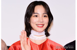 のん、ショーパンで美脚披露 私服ショットに反響「自然体で可愛い」「スタイル抜群」