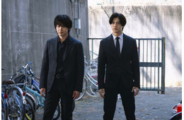 【DOPE 麻薬取締部特捜課 第1話】危険迫る才⽊（高橋海人）のもとに陣内（中村倫也）が現れる