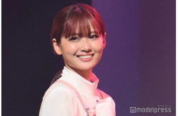 フォーエイト48あみか、大胆穴開きパーカー姿「なかなか着こなせない」「セクシー」の声