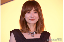 ヨンア、ショーパンからスラリ美脚「毎晩相変わらずチキン買って来る」兄の写真も公開「脚長すぎる」「全部絵になる」と反響