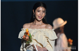 “令和の峰不二子”阿部なつき、ビキニ姿で豊満バスト披露「セクシー」「くびれ綺麗すぎ」の声