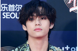 BTS・V、鍛え上げられた腕に熱視線 お茶目なタンクトップ姿公開「筋肉美健在」「格好可愛すぎ」