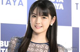 道重さゆみ、裸足で寝転ぶ ミニワンピ姿に「可愛さ全開」「素敵な世界観」の声