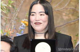 ゆりやんレトリィバァ、無言＆表情芸でスピーチ 剛力彩芽はノースリーブドレスで登場【第51回放送文化基金賞】