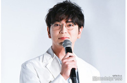嵐・松本潤、相葉雅紀＆櫻井翔主演ドラマをアピール 愛ある呼びかけに黄色い歓声飛ぶ【19番目のカルテ】