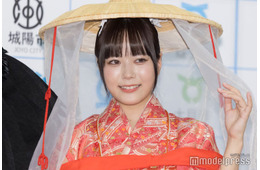 東雲うみ、美バスト際立つ私服姿 ディズニー満喫ショットに「可愛い」「セクシー」