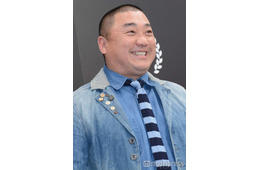 山本圭壱、愛娘のユーモア溢れる近影公開「さすがパパとママのDNA」「将来が楽しみ」の声