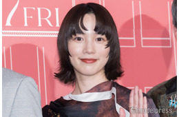 のん、ミニ丈で美脚披露「テレ東音楽祭」オフショットに絶賛の声続々