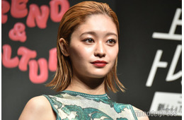 吉柳咲良、ミニスカから美脚披露「抜群スタイル」「おしゃれ」と反響