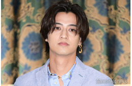 キンプリ高橋海人、爽やかスーツ姿で登場 ブランド愛語る「エトロの職員っていう感覚を持って」