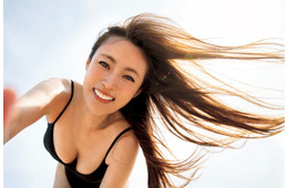 深田恭子、多幸感溢れる表紙解禁 最新写真集で魅惑的なヘルシーボディ披露【AO】
