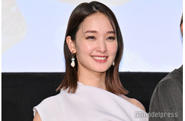 剛力彩芽、美肩際立つオフショルドレス姿に反響「上品で綺麗」「似合う」