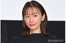 松本まりか、セーラー服からほっそり美脚輝く「奪い愛、真夏」オフショットに反響