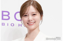 白石麻衣、制服姿で色白美脚輝く「全てが完璧」「学校にいたら絶対惚れてる」の声