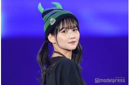 人気アーティスト、美脚披露 新グッズのセットアップ姿に反響「センス抜群」「スタイル良すぎ」