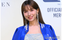 May J.、膝上ミニスカから美脚披露「着こなしおしゃれ」「スタイル抜群」の声