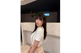 ちとせよしの、ホース巻き付けた奇抜グラビア話題「セクシーすぎる」「抜群のスタイル」